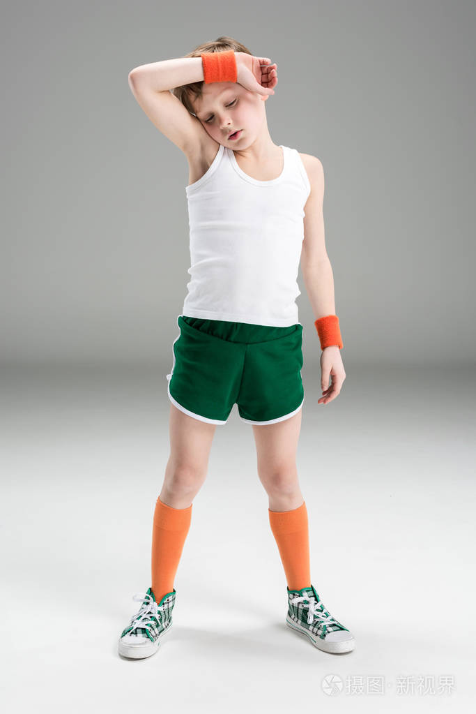 在运动服的小男孩