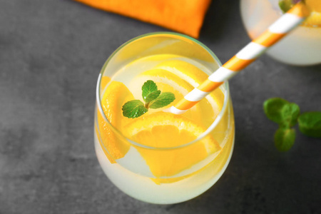 玻璃用柑橘类水果鸡尾酒