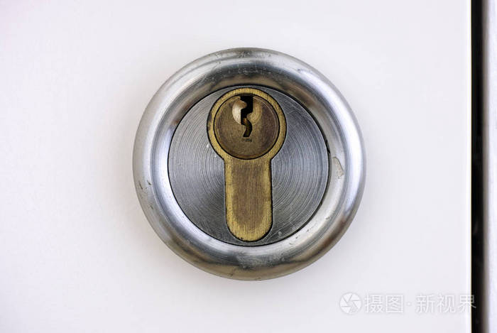 白色的门的钥匙孔