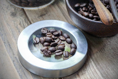 咖啡豆在食品和饮料与选定的重点主题的木制背景