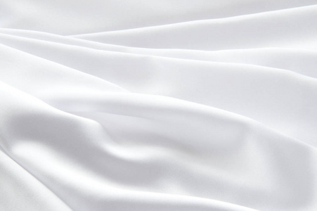 白色丝绸背景。 漂亮的丝绸窗帘