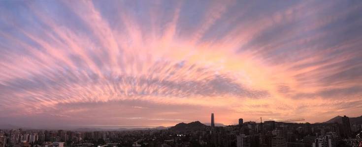 惊人的晚霞在 Santiago，智利