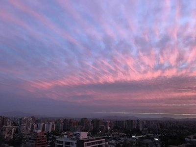 惊人的晚霞在 Santiago，智利