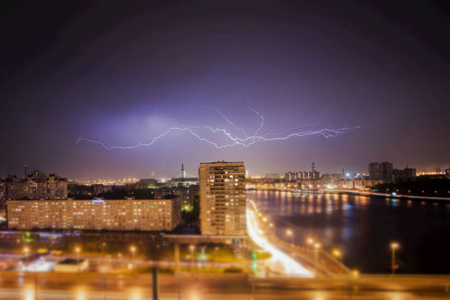对城市夜景观,如强的闪电,在风雨交加的深夜,戏剧性的天空,雨在夜间的