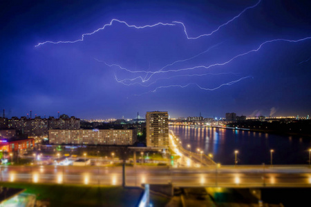 壮丽壁纸对城市夜景观,如强的闪电,在风雨交加的深夜,戏剧性的天空,雨