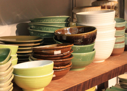 陶瓷商店碗陶瓷陶器堆放在商店货架手制作工艺照片