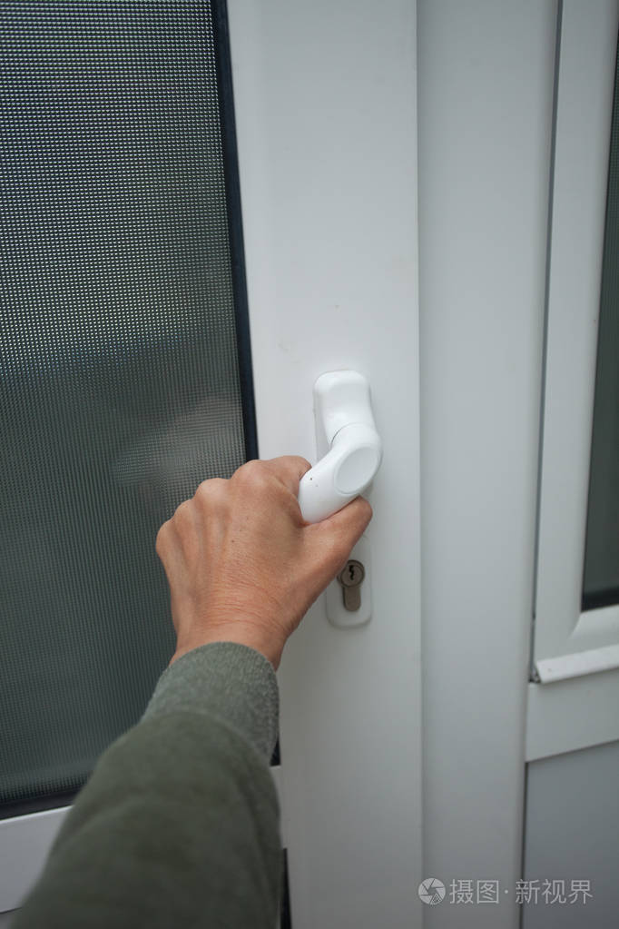 女人的手打开门