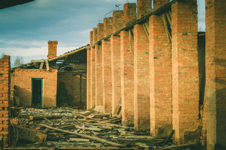 一个破旧的老大型工厂的废墟照片