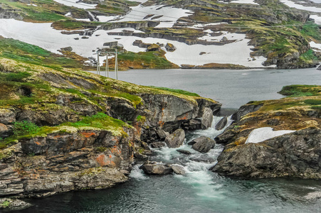 美丽的山水风光景色挪威 丘陵和山地部分覆盖着白雪和湖