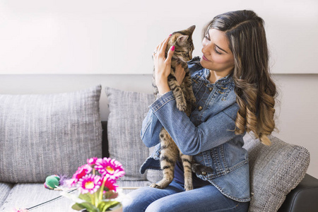 女人肖像与她的猫