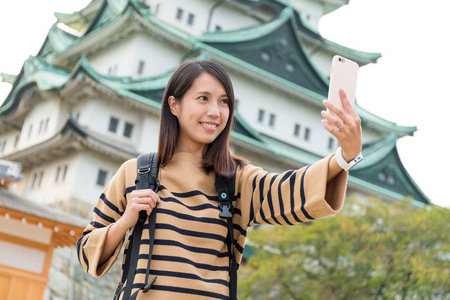 女人拍照在名古屋城堡