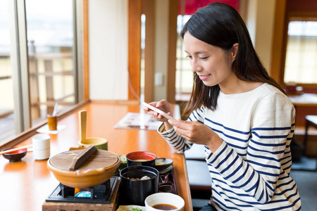 女人以照片上她一顿