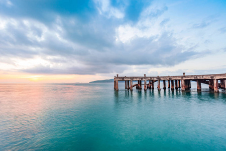 在美丽的早晨日出和冷静海景的老墩桥。