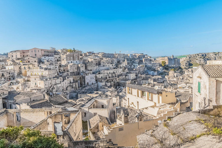 典型的石头 Sassi di Matera 附近马泰拉教科文组织欧洲资本的文化 2019 年格拉维纳在蔚蓝的天空的全景视图