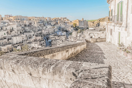 典型的石头 Sassi di Matera 附近马泰拉教科文组织欧洲资本的文化 2019 年格拉维纳在蔚蓝的天空的全景视图