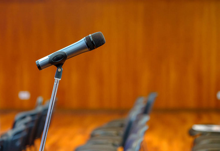 站在讲台麦克风图片