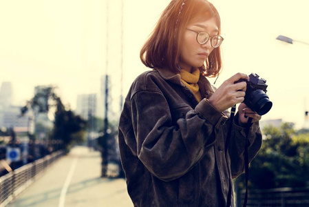 女人拿着相机拍照