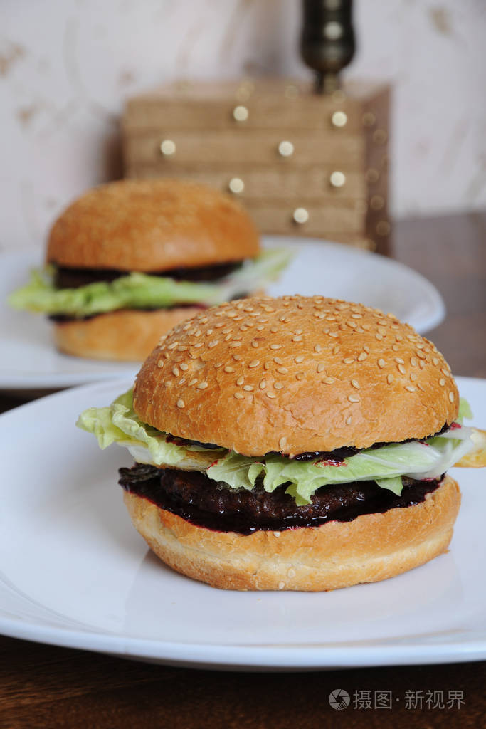 与草莓酱在白板上的两个汉堡