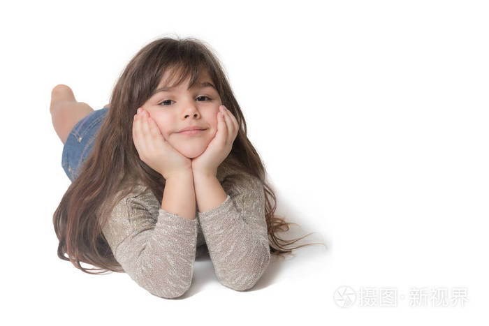 很酷的小女孩躺在灰色的背景上