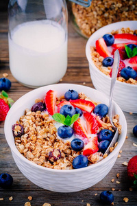 健康的早餐 酸奶与浆果麦片碗