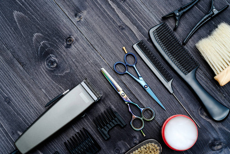 理发师店现实概念木制背景上的理发师工具.