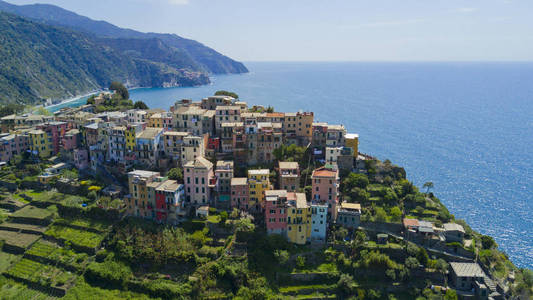 与上一个著名的 Cinqueterre 的 Corniglia 无人机拍摄的航拍照片