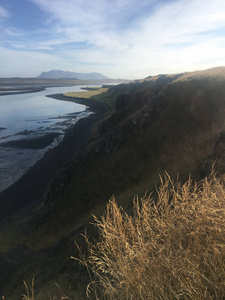 徒步旅行到冰川。艰难，寒冷和潮湿的天气