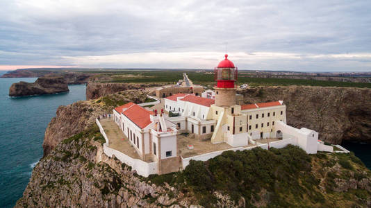 空中视图灯塔和悬崖在海角圣文森在日落时。欧洲大多数南西部点，萨格里什，阿尔加维，葡萄牙