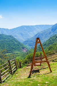 休闲区。夏季山上绿草和蓝色天空景观