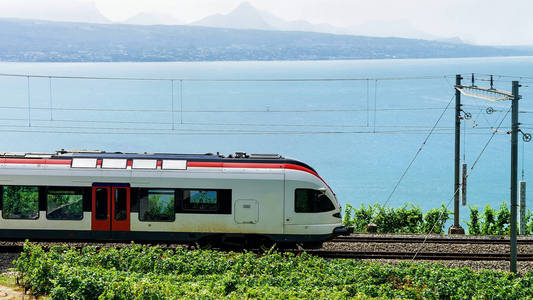 日内瓦阿尔卑斯山拉沃葡萄园梯田湖附近的铁路列车