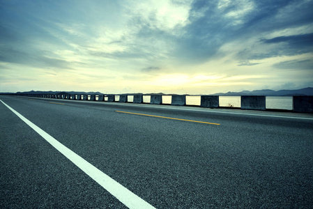 城市梦幻景色在黄昏的公路,现代交通梦幻景色照片