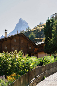 采尔马特和马特霍恩山顶上的传统瑞士小木屋