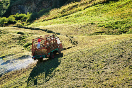 农用车辆与干草在草甸图片