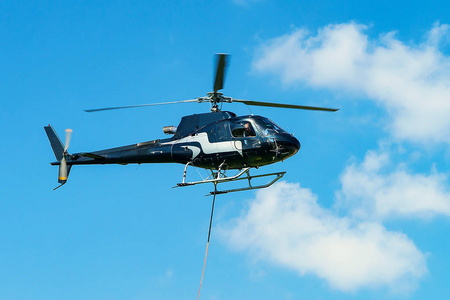 瑞士拉沃天空中的直升机