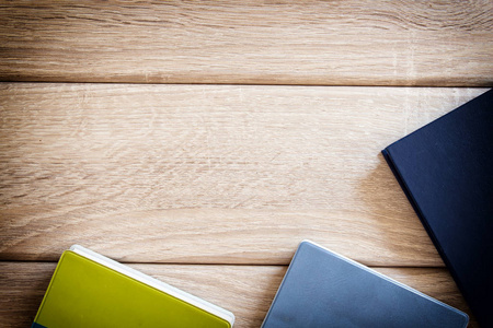 holzuntergrund木制的背景上的三本书照片