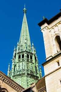 圣皮埃尔大教堂的尖顶在日内瓦老城