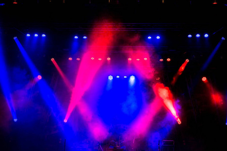 舞台灯光带彩色射灯和烟雾