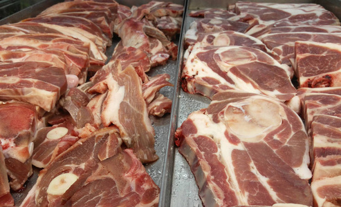 冷冻的肉切成块和切片照片