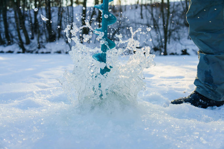 在湖上，很多雪的冬季捕鱼