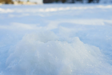 在湖上，很多雪的冬季捕鱼