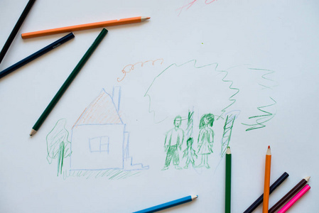 彩色铅笔家庭和房子的孩子的画