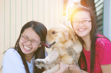 亚洲女孩与狗