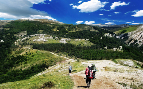 游客在山中徒步旅行