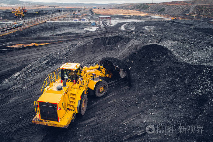 在露天煤矿开采