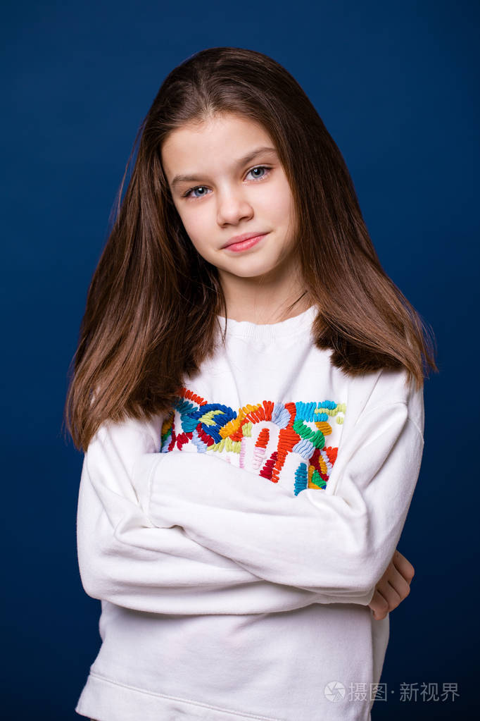 平静的黑发小女孩