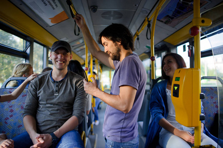 在城市公交车的乘客图片