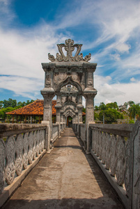 水宫 Udjung。桥梁。印度尼西亚巴厘岛