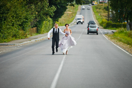 幸福的新婚夫妇横贯公路