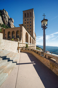 阳光明媚的圣玛丽亚德蒙特塞拉特修道院位于西班牙加泰罗尼亚，蒙特塞拉特的 de 曼尼斯图视图
