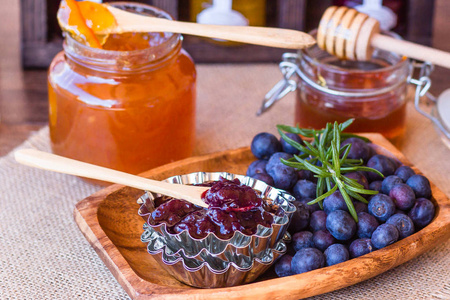 从蓝莓和橙子，木制背景上的蓝莓自制果酱